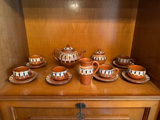 Juego de café de cerámica artesanal. Un asa rota.