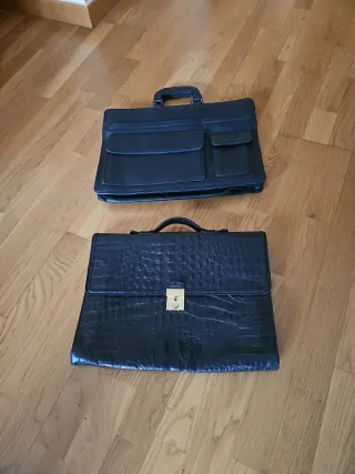 Dos maletines de piel negros