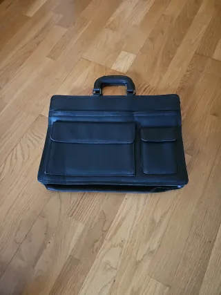 Dos maletines de piel negros