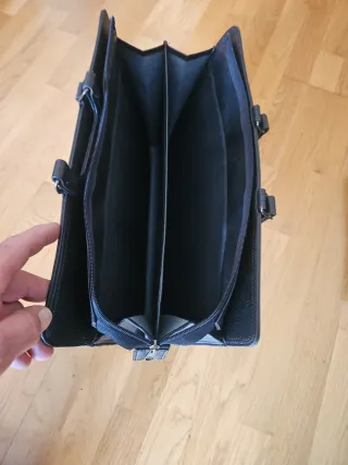 Dos maletines de piel negros