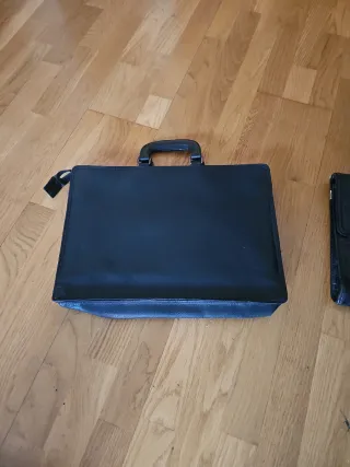 Dos maletines de piel negros