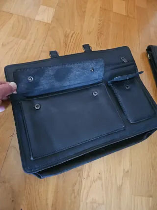 Dos maletines de piel negros