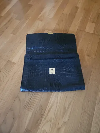 Dos maletines de piel negros