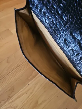 Dos maletines de piel negros