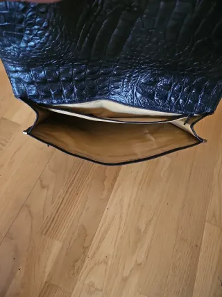 Dos maletines de piel negros