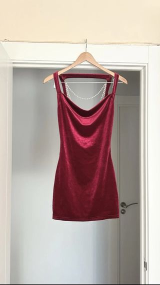 Vestido corto de terciopelo con perlas