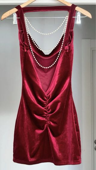 Vestido corto de terciopelo con perlas