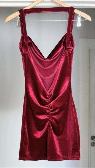 Vestido corto de terciopelo con perlas