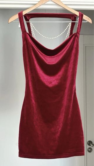 Vestido corto de terciopelo con perlas