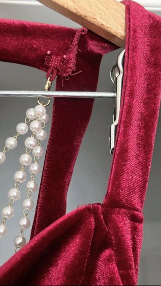 Vestido corto de terciopelo con perlas