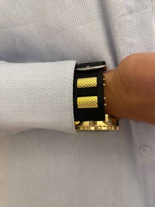 Reloj dorado con esfera grande y cristal ancho