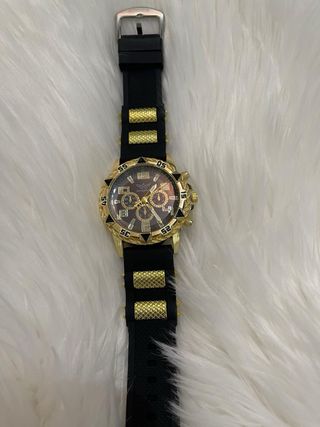 Reloj dorado con esfera grande y cristal ancho
