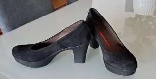 Zapatos de salón negros de ante