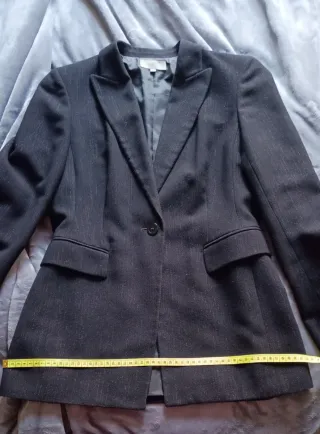 Americana negra con hilo metalizado