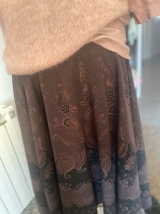 Jersey rosa y falda estampada