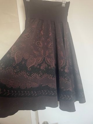 Jersey rosa y falda estampada