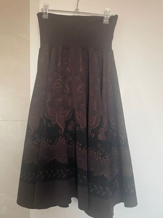 Jersey rosa y falda estampada