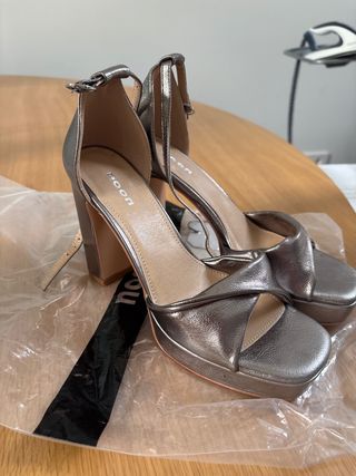 Tacones plateados de plataforma