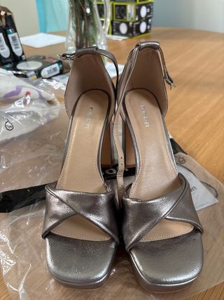 Tacones plateados de plataforma