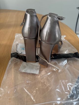 Tacones plateados de plataforma