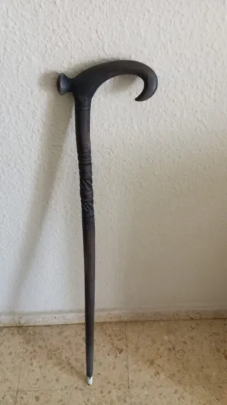 Bastón de madera tallada