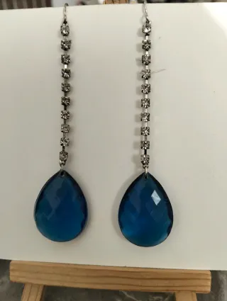 Pendientes largos con piedras azules y plateadas