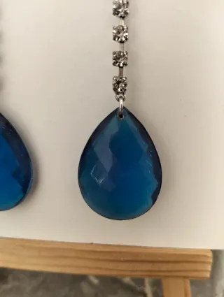 Pendientes largos con piedras azules y plateadas