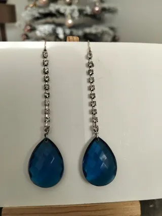 Pendientes largos con piedras azules y plateadas