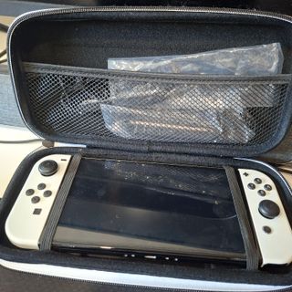 Nintendo Switch OLED con funda.