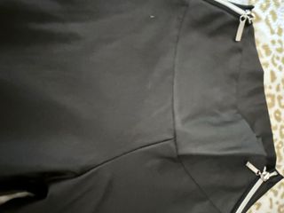 Pantalones efecto piel con cremallera