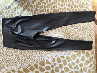 Pantalones efecto piel con cremallera