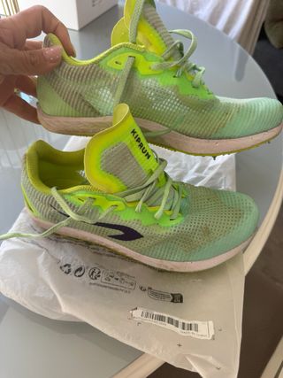 Zapatillas clavos Decathlon niña verde/amarillo