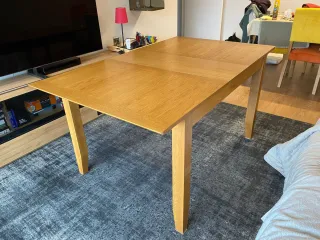 Mesa de comedor de madera