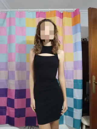 Vestido negro ajustado con escote