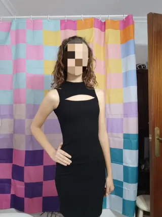 Vestido negro ajustado con escote