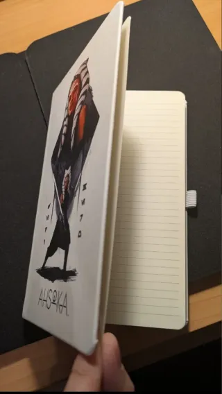 Lote de camiseta y libreta de Ahsoka (Star Wars)