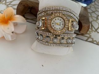Reloj Pulsera Beige y Dorado con Cristales