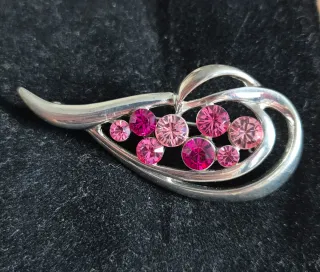 Broche plateado con piedras rosas
