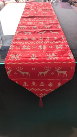 Camino de mesa navideño rojo con renos