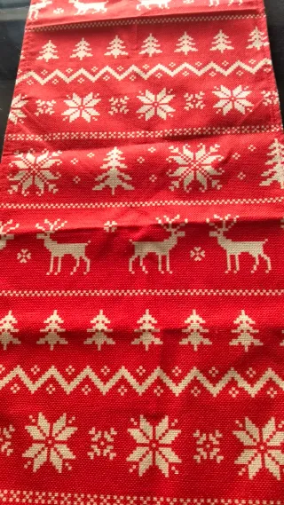 Camino de mesa navideño rojo con renos