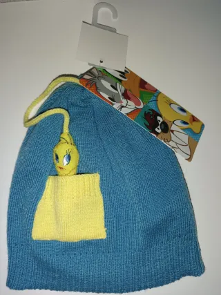 GORRO DE LANA CON PELUCHE PIOLÍN CON ETIQUETA