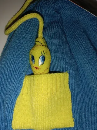 GORRO DE LANA CON PELUCHE PIOLÍN CON ETIQUETA