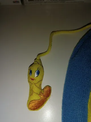 GORRO DE LANA CON PELUCHE PIOLÍN CON ETIQUETA