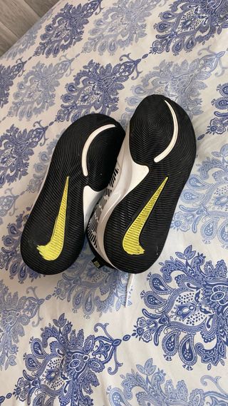 Zapatillas deportivas blancas y negras