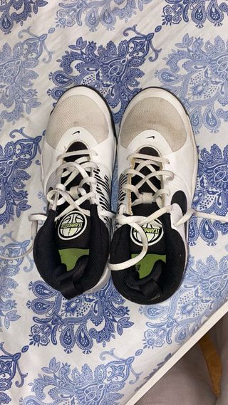 Zapatillas deportivas blancas y negras