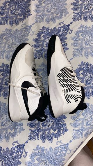 Zapatillas deportivas blancas y negras