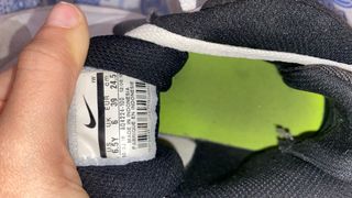 Zapatillas deportivas blancas y negras