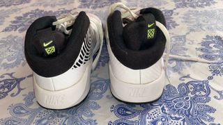 Zapatillas deportivas blancas y negras