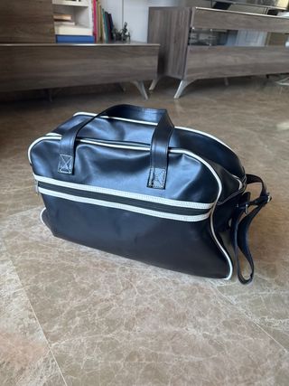 Bolsa de gimnasio negra y blanca