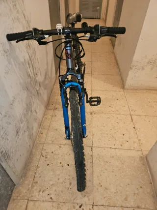 Bicicleta infantil azul y negra